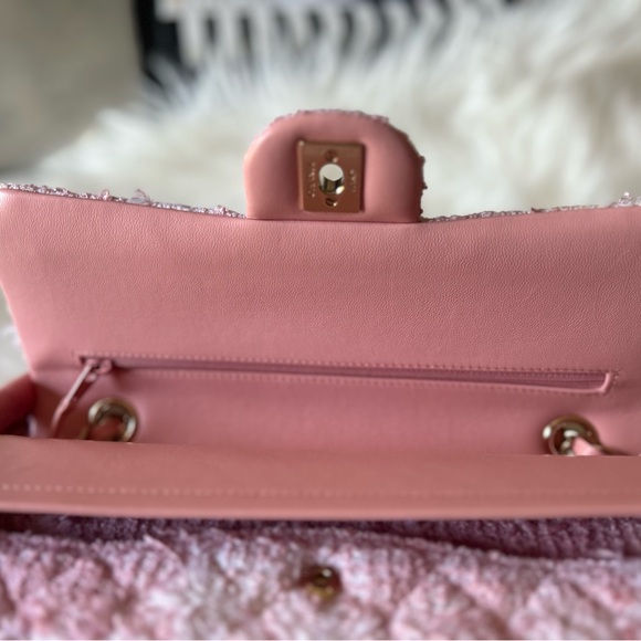 ❌SOLD❌ 🩷🤍Chanel 22C Pink Tweed Medium Classic Flap🩷🤍 - Picture 11 of 13